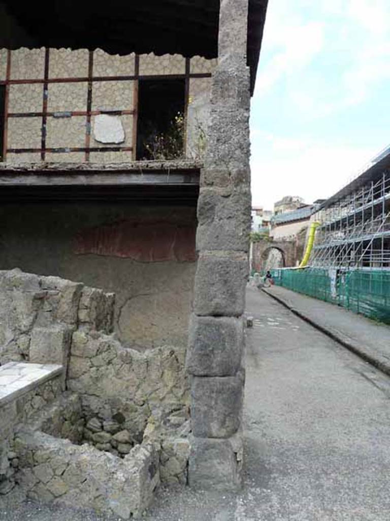Herculaneum, May 2010. Looking west towards the upper floor of V.20 and upper doorway into V.19, from V.21.